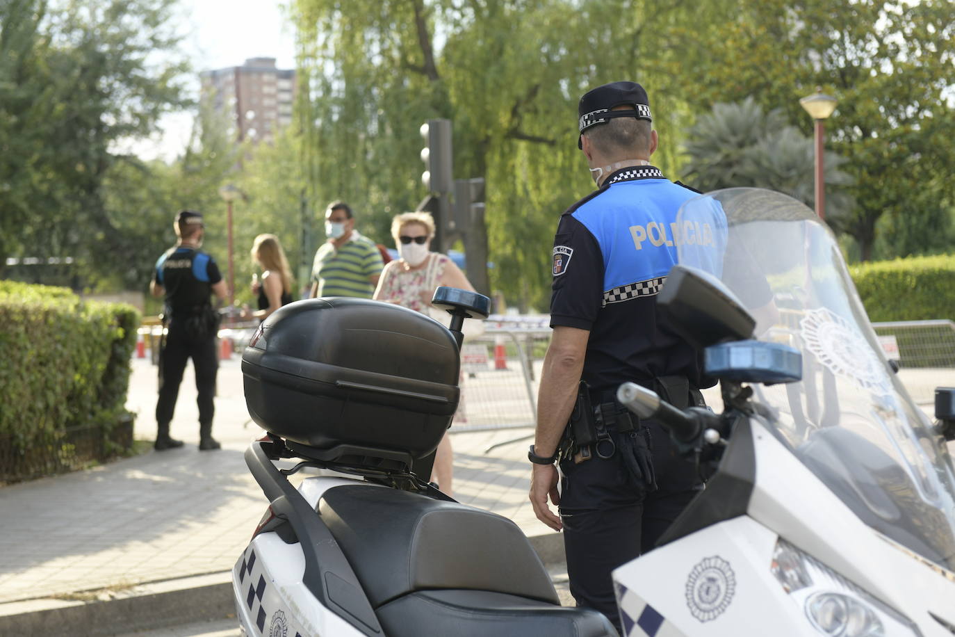 Agentes de la Policía Municipal, Nacional y Protección Civil impiden el acceso a Las Moreras en la noche de San Juan