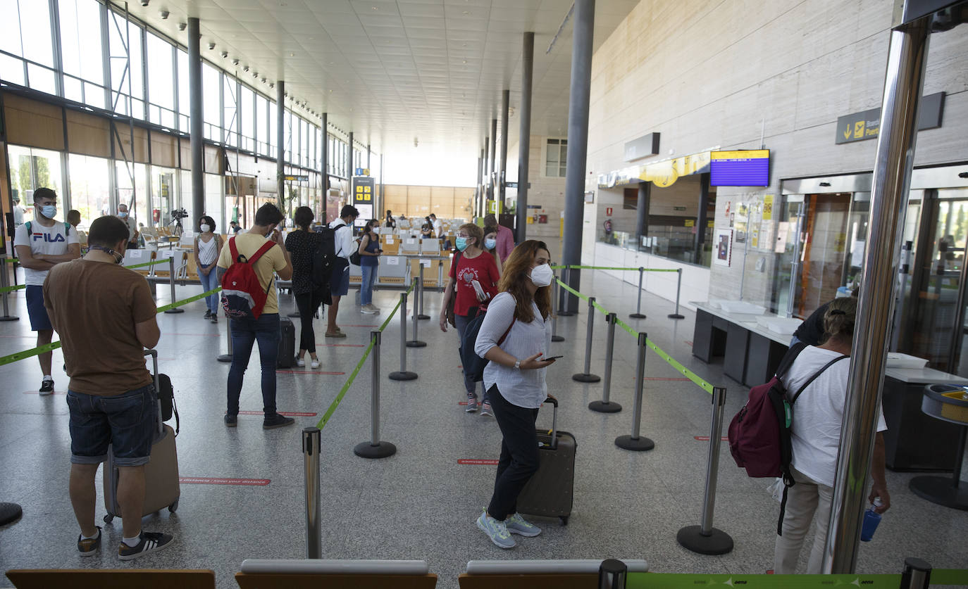 Dos centenares de personas, repartidas entre llegadas y salidas, estrenan las nuevas costumbres a la hora de viajar en avión