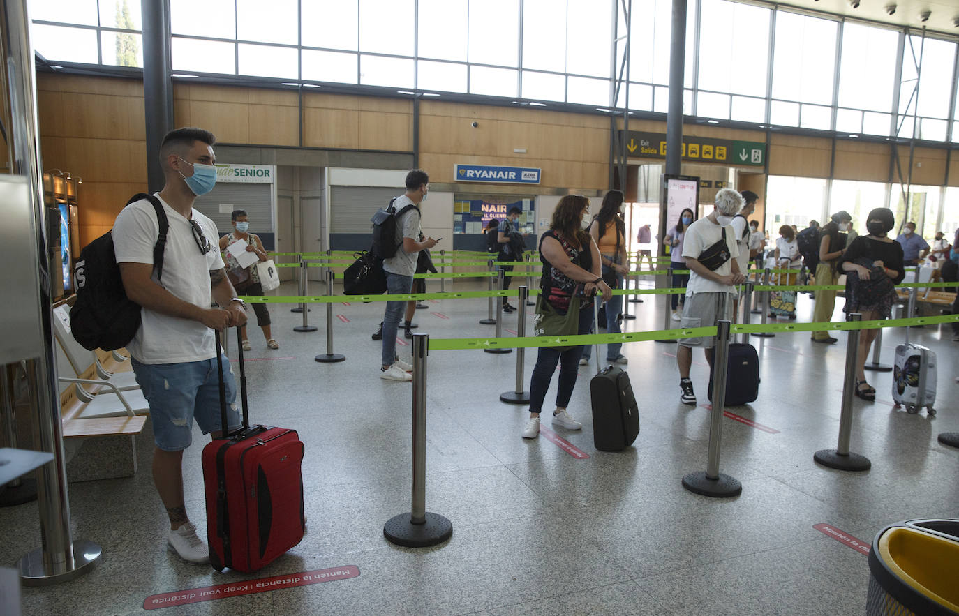 Dos centenares de personas, repartidas entre llegadas y salidas, estrenan las nuevas costumbres a la hora de viajar en avión