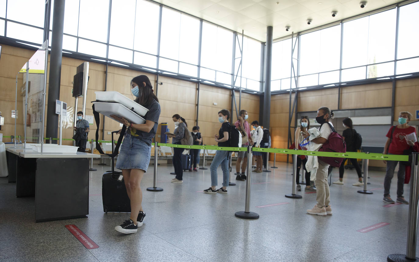 Dos centenares de personas, repartidas entre llegadas y salidas, estrenan las nuevas costumbres a la hora de viajar en avión