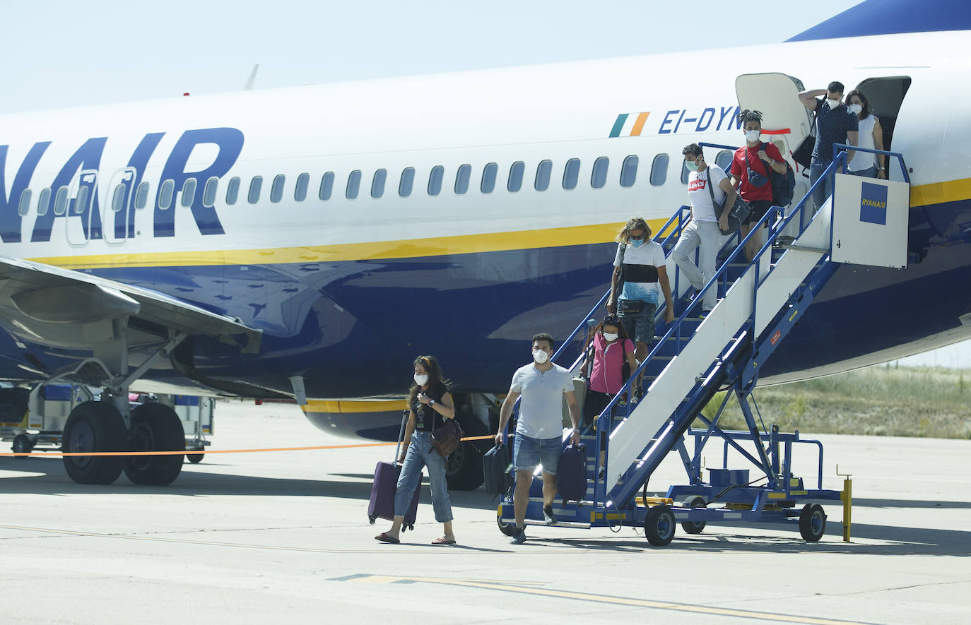 Dos centenares de personas, repartidas entre llegadas y salidas, estrenan las nuevas costumbres a la hora de viajar en avión