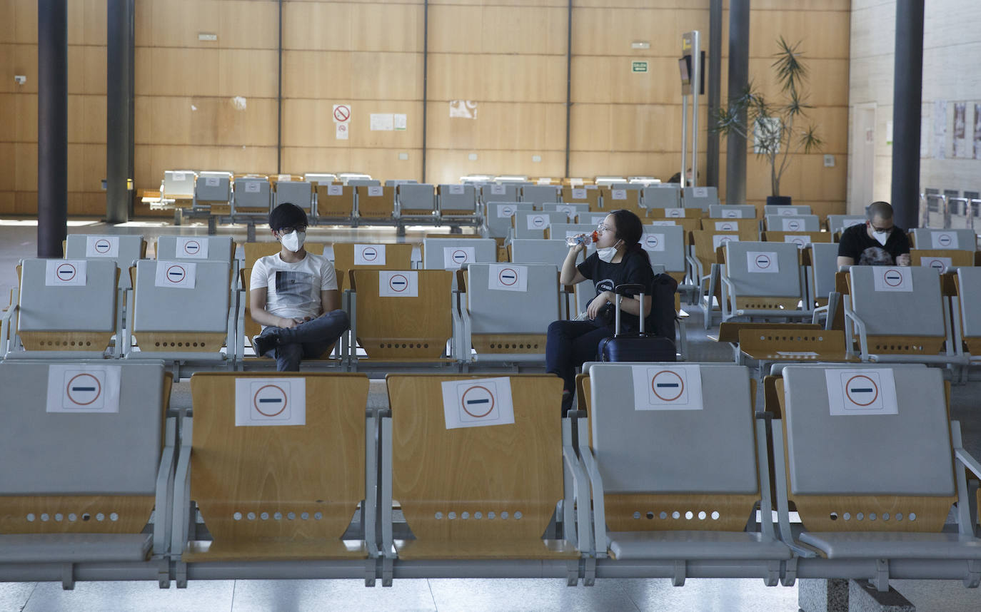 Dos centenares de personas, repartidas entre llegadas y salidas, estrenan las nuevas costumbres a la hora de viajar en avión