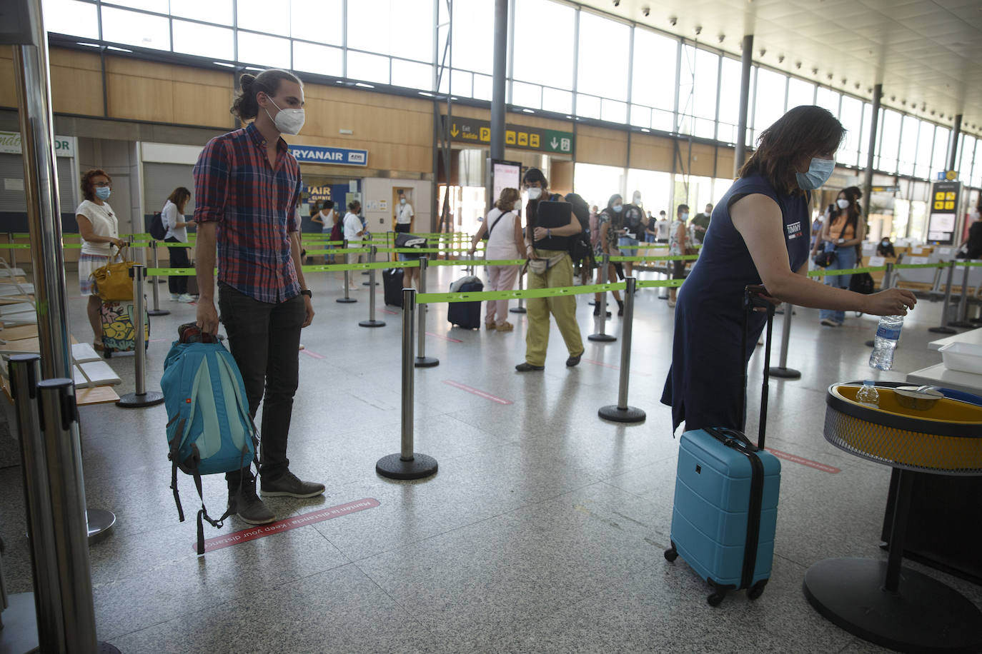 Dos centenares de personas, repartidas entre llegadas y salidas, estrenan las nuevas costumbres a la hora de viajar en avión