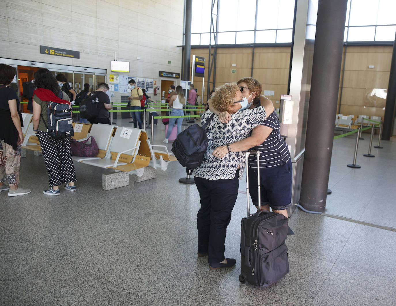 Dos centenares de personas, repartidas entre llegadas y salidas, estrenan las nuevas costumbres a la hora de viajar en avión