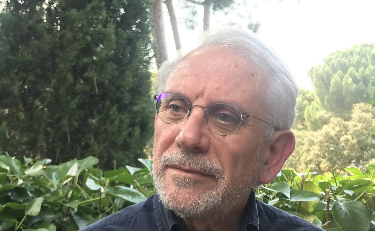 José Luis Alonso, en su jardín. 