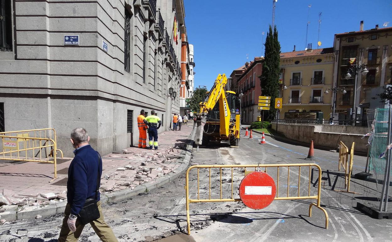 Obras de ampliación de la aceras en Duque de la Victoria por la peatonalización de las calles Claudio Moyano, Menéndez Pelayo y Constitución.