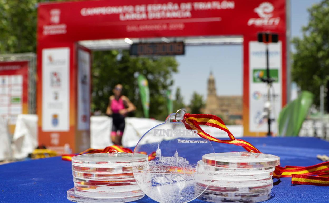 Una triatleta entra en la meta durante el Nacional de Triatlón larga distancia del año 2019 en Salamanca.