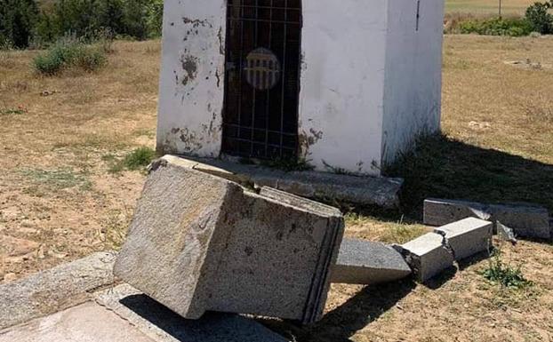 Destrozos en la cruz derribada esta madrugada pasada en los Altos de la Piedad de Segovia.