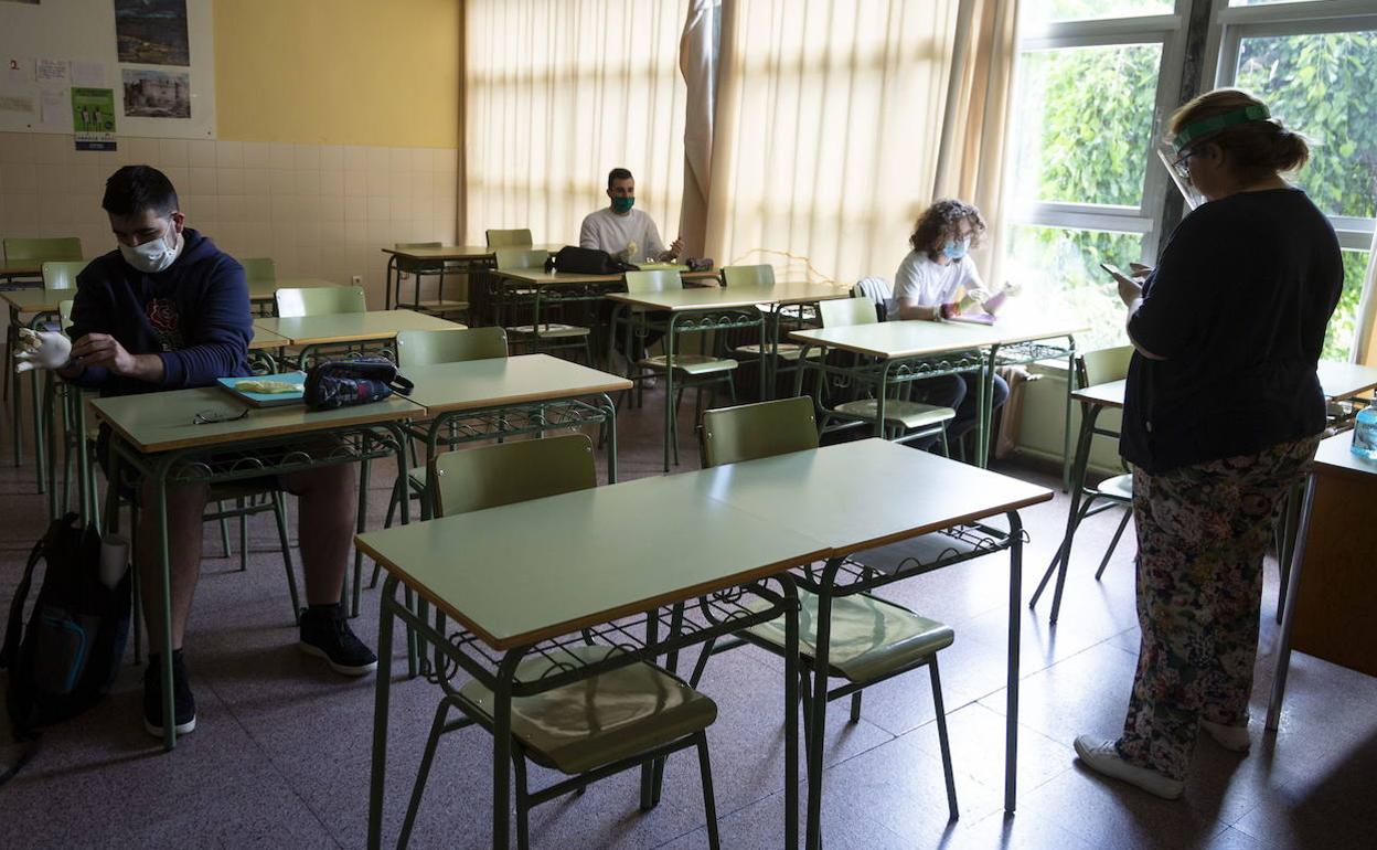 Primeras clases presenciales para alumnos de segundo de bachillerato para preparar la EBAU en Valladolid. 