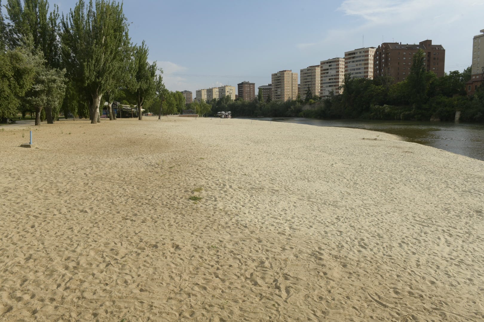 Aspecto de la playa de las Moreras minutos antes de las 20h. 