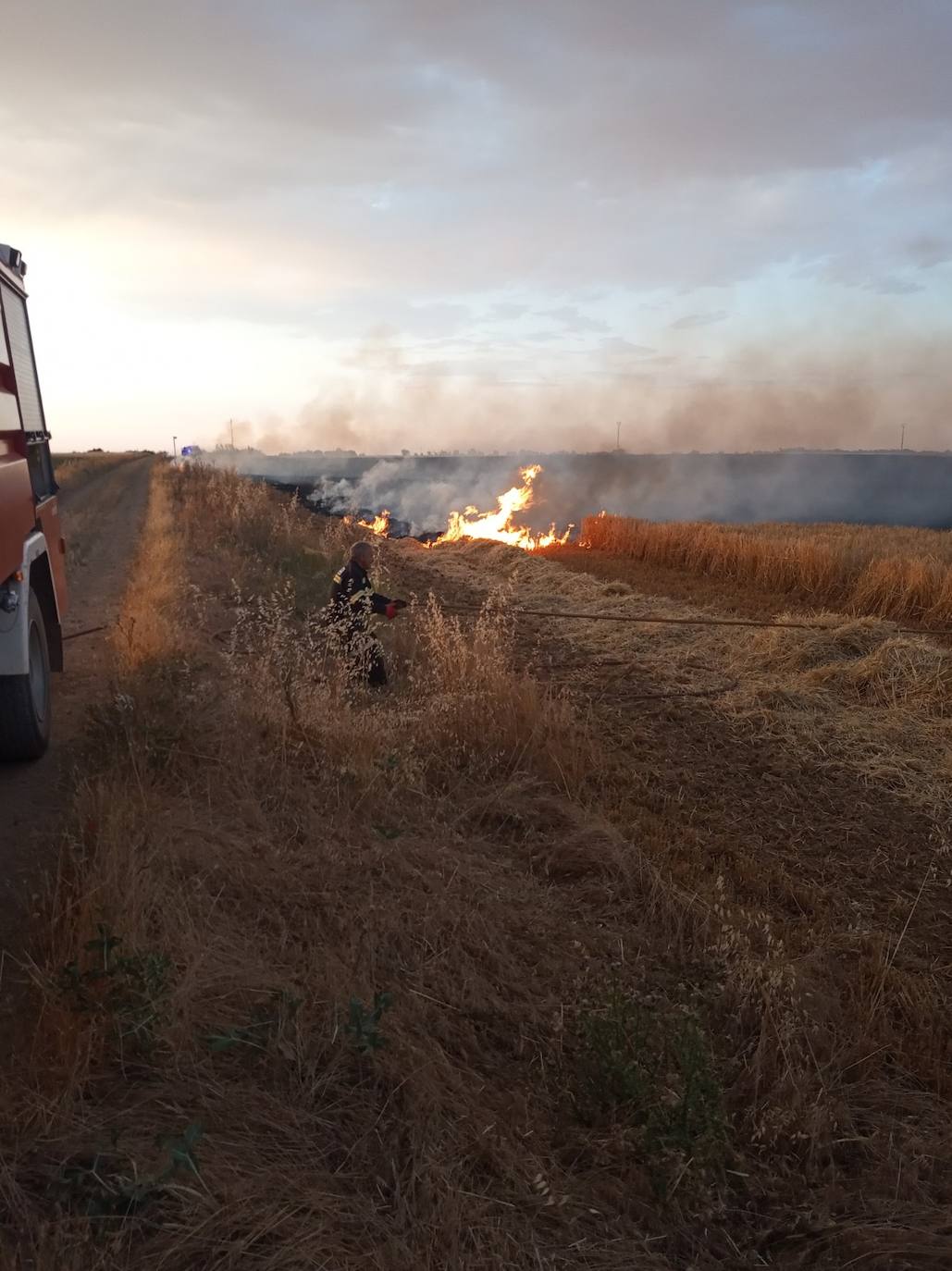 Las llamas, que se extendieron rápido, fueron controladas por bomberos y vecinos.