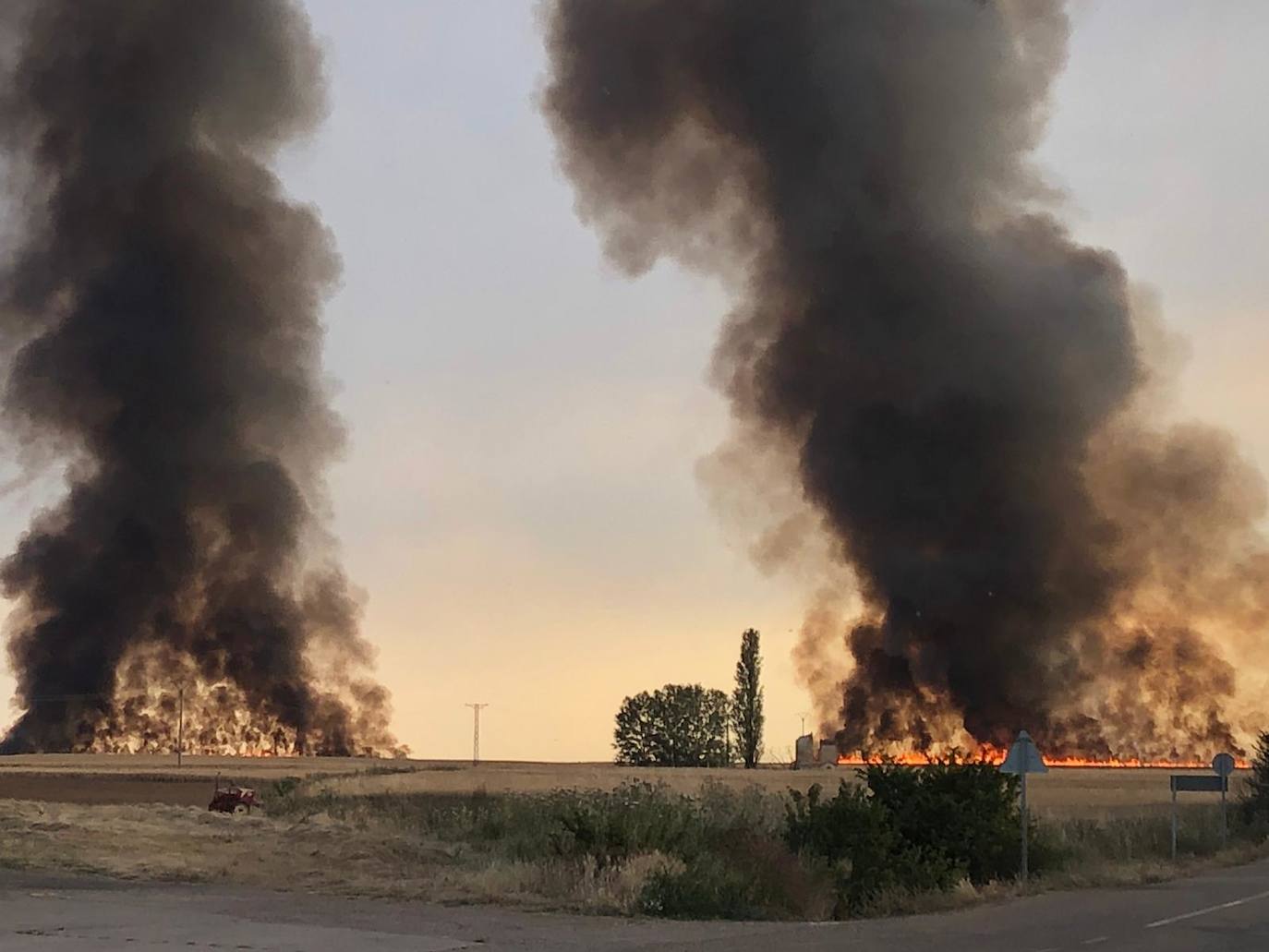 Las llamas, que se extendieron rápido, fueron controladas por bomberos y vecinos.