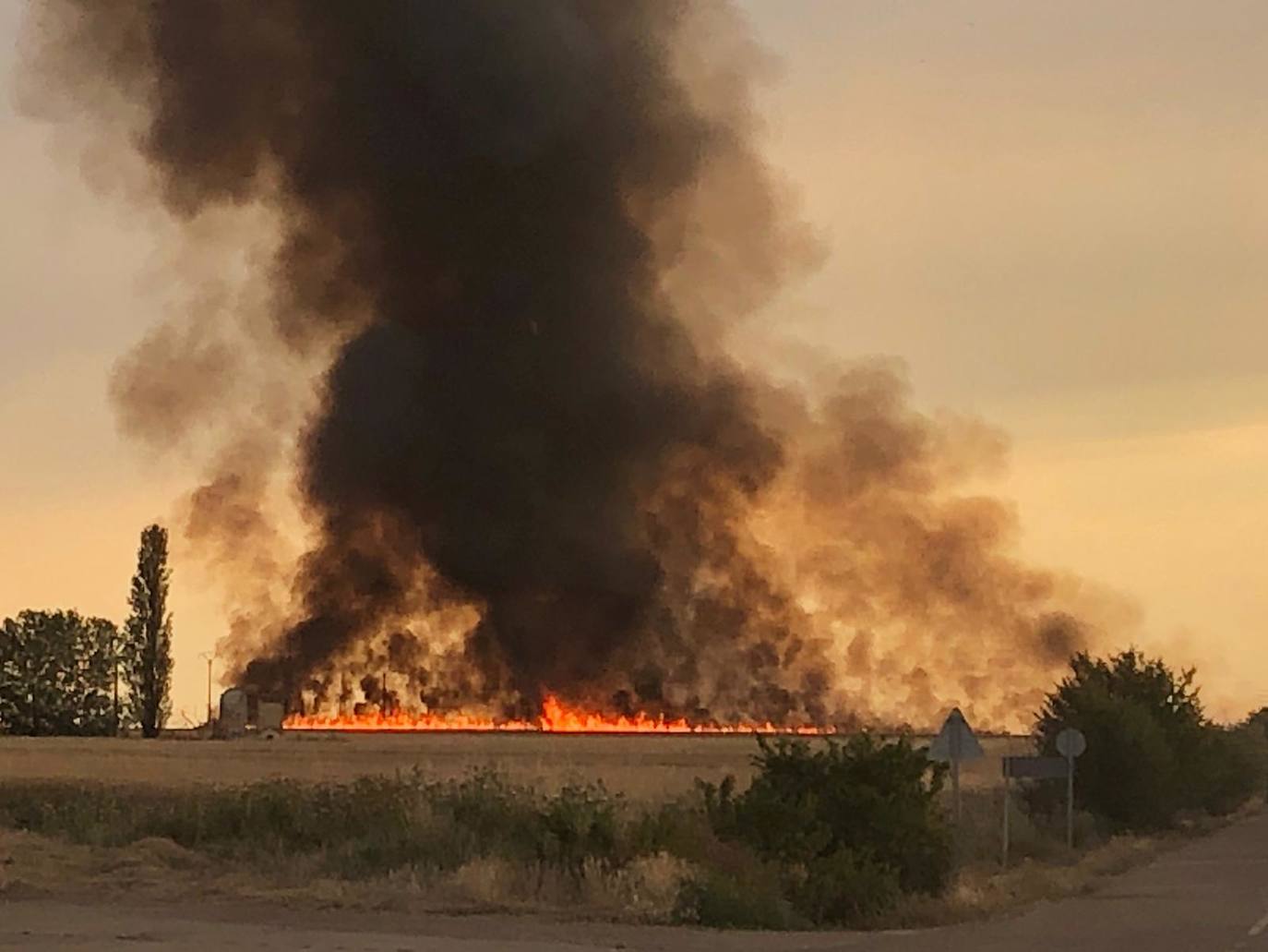 Las llamas, que se extendieron rápido, fueron controladas por bomberos y vecinos.