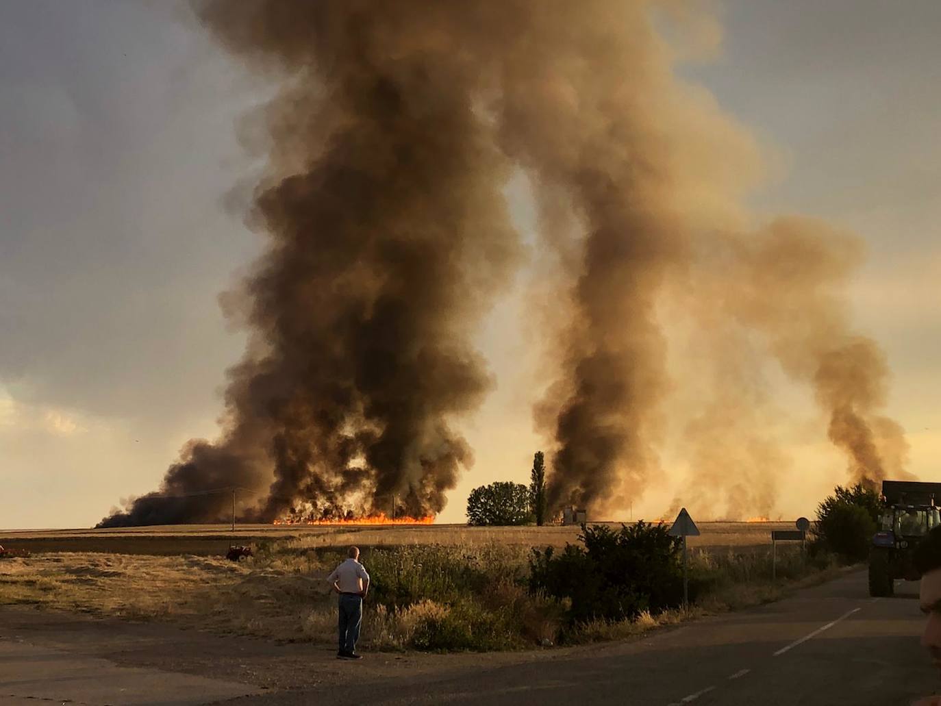 Las llamas, que se extendieron rápido, fueron controladas por bomberos y vecinos.