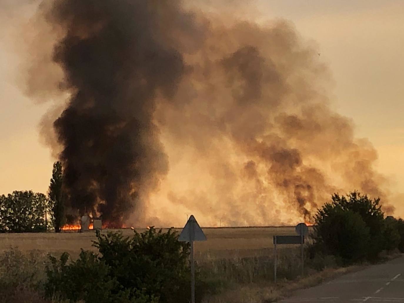 Las llamas, que se extendieron rápido, fueron controladas por bomberos y vecinos.