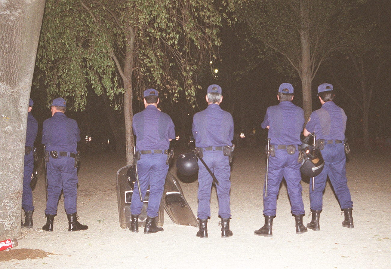 La playa fiesta se saldó con varios heridos de distinta consideración a consecuencia de los enfrentamientos que en la playa de Las Moreras mantuvieron los policías y los cientos de vallisoletanos que se arremolinaron en torno a una hoguera prohibida por el alcalde | Agentes municipales y nacionales, armados de porras y escudos, repartieron golpes y recibieron pedradas