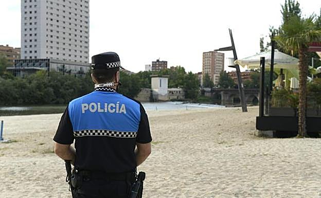 L;a presencia policial evitó la celebración de San Juan en la playa la pasada madrugada. 