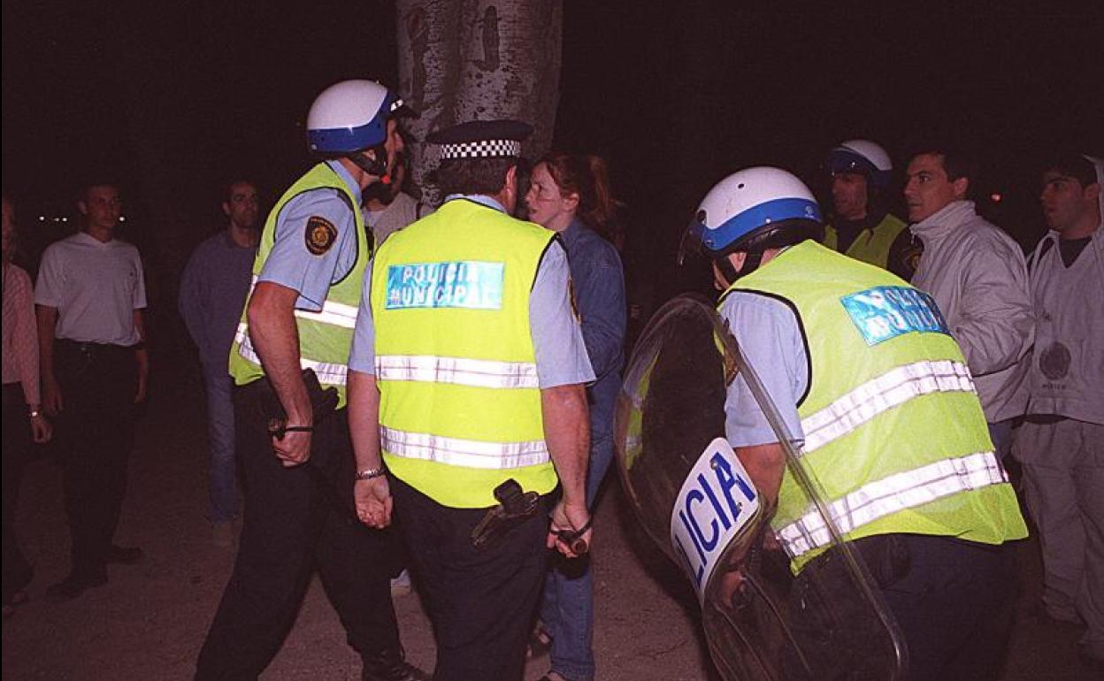 Intervención policial en Las Moreras durante la noche del 23 de junio de 2000.
