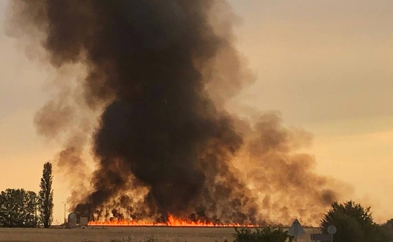 Imagen del fuego que se extendió ayer.