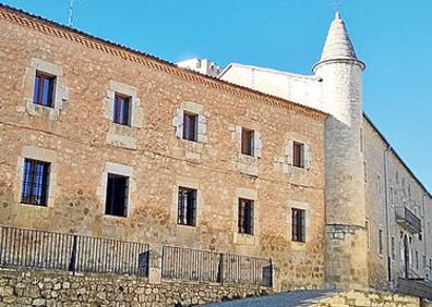 Imagen secundaria 1 - Arriba, la fachada del monasterio de las dominicas y estatua dedicada a Santo Domingo; Vista exterior del monasterio de los dominicos y torreón.
