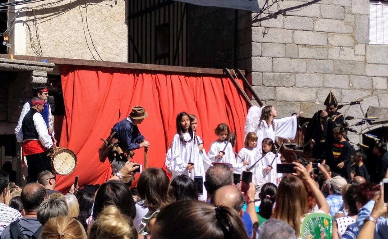 Un momento de la representación de la Loa a la Virgen de la Asunción del pasado año en La Alberca, que cada año atrae a cientos de personas hasta el Solano. 