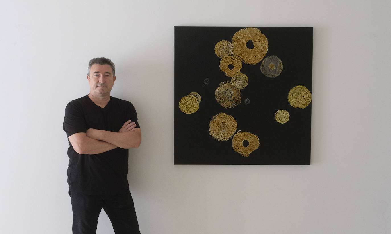 El pintor vallisoletano cuelga su 'Constelación abisal' en la Sala O hasta el 30 de agosto