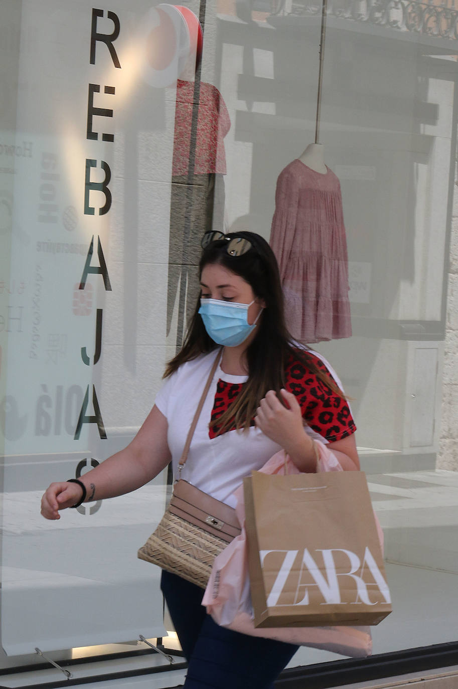 El adelanto de la campaña en las grandes superficies arrastra al pequeño comercio, que valora la iniciativa de los bonos del Ayuntamiento