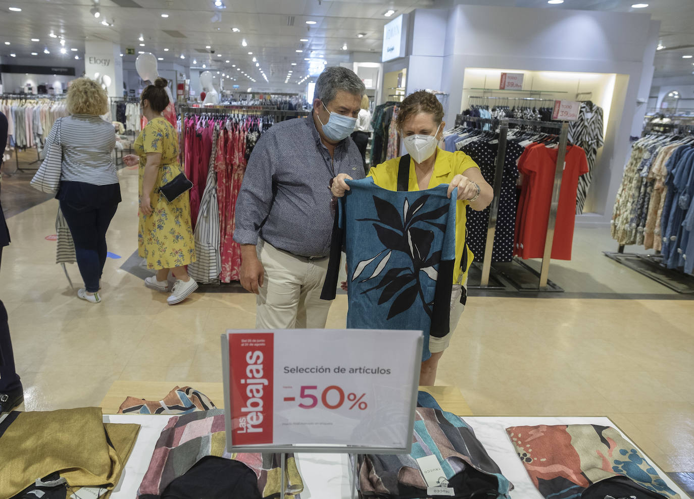 El adelanto de la campaña en las grandes superficies arrastra al pequeño comercio, que valora la iniciativa de los bonos del Ayuntamiento