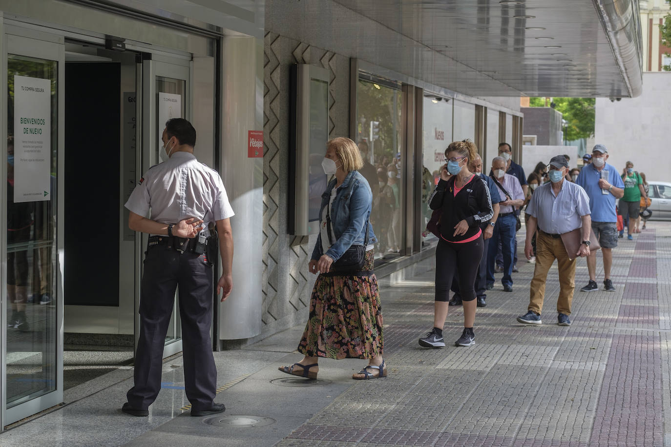 El adelanto de la campaña en las grandes superficies arrastra al pequeño comercio, que valora la iniciativa de los bonos del Ayuntamiento