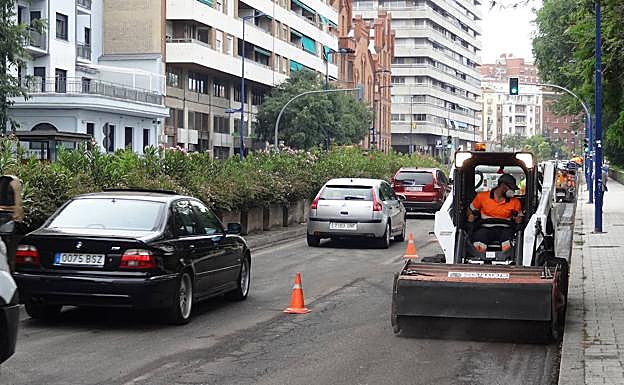 Fresado del futuro carril bici del paseo de Isabel la Católica.