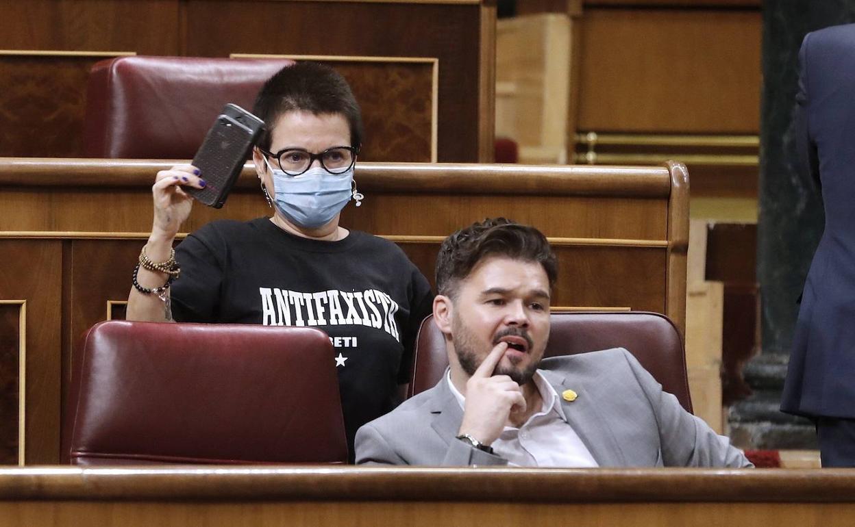 El portavoz de ERC en el Congreso, Gabriel Rufián (d), y la diputada de su agrupación María Dantas (i) durante una sesión plenaria en el Congreso.