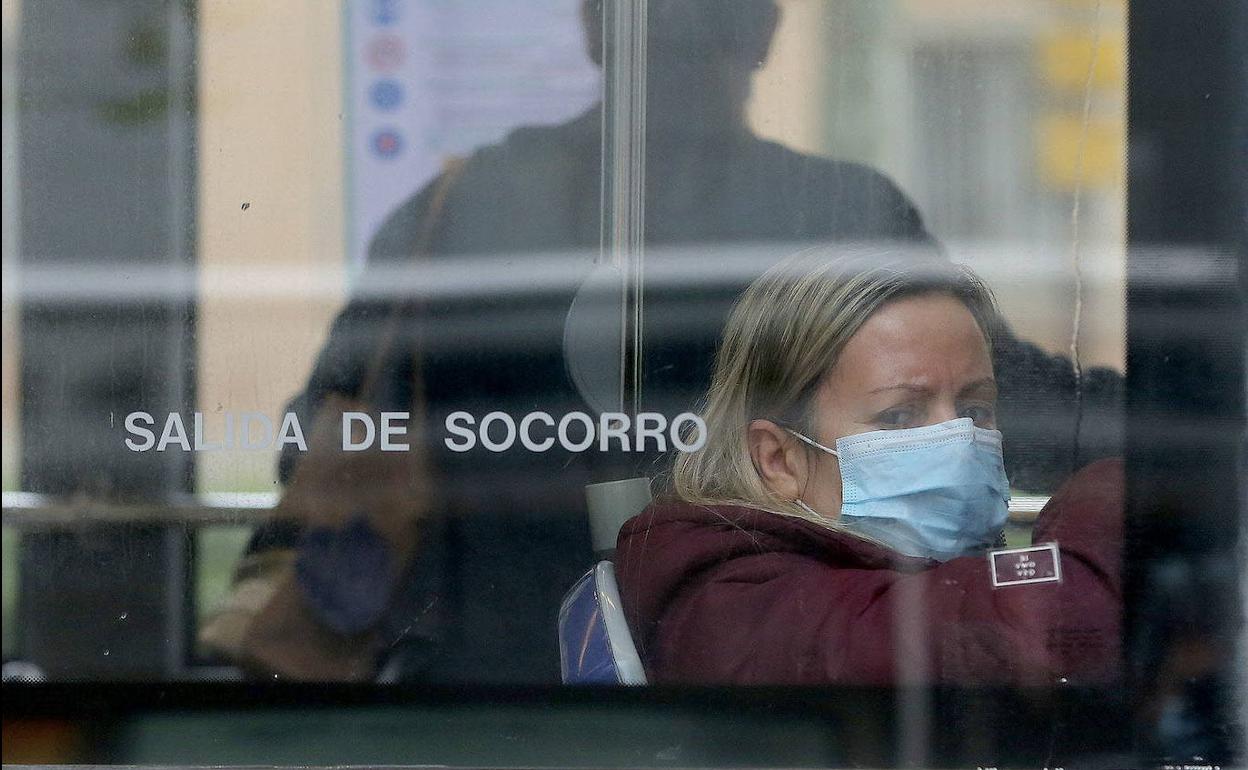 Una viajera, en el interior de un autobús de Auvasa. 