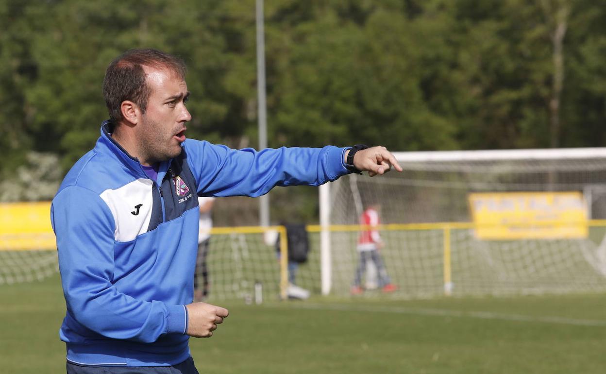 Edu Narganes da indicaciones a sus jugadores en el Mariano Haro.