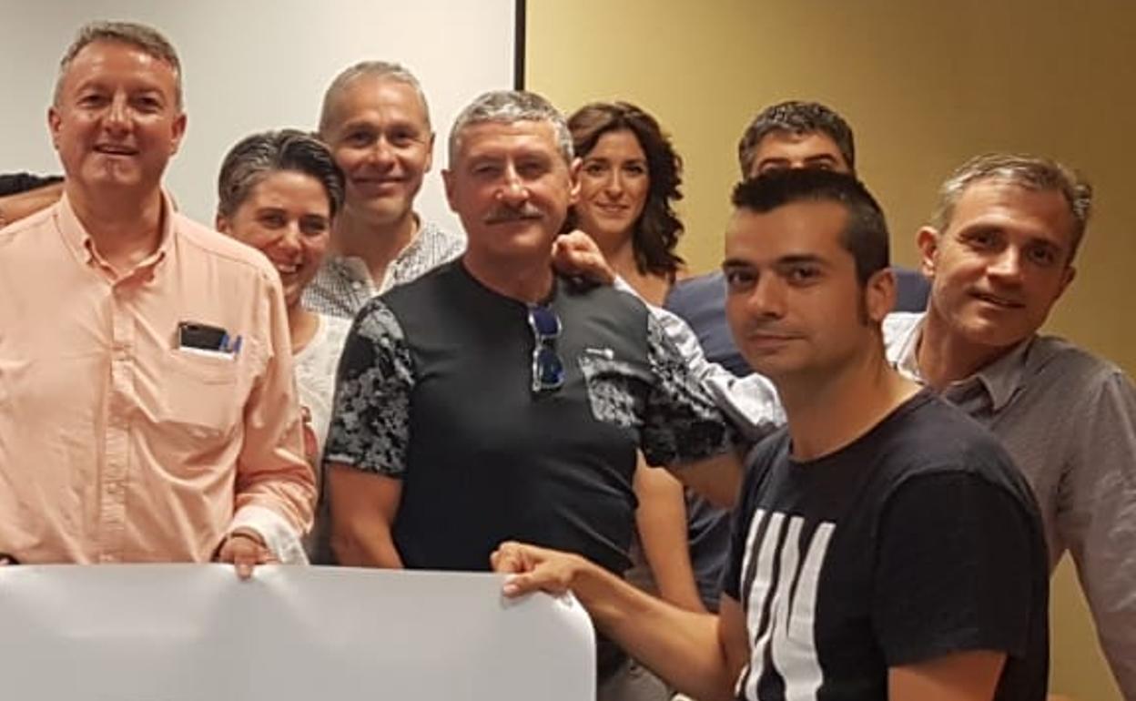 Víctor Manuel González (segundo por la derecha), durante la visita en 2018 del secretario general de Jupol Chema García (primero por la izquierda). 