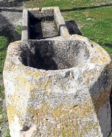 Imagen secundaria 2 - Ruinas de la ermita de San Benito y, a la derecha, pozo con abrevadero en los entornos del pueblo.