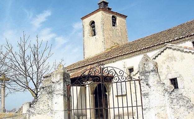 Imagen principal - Arriba, verja de entrada a la iglesia de la Natividad; uno de los cruceros situados por la localidad y la vieja olma tallada con la Casa Consistorial al fondo.