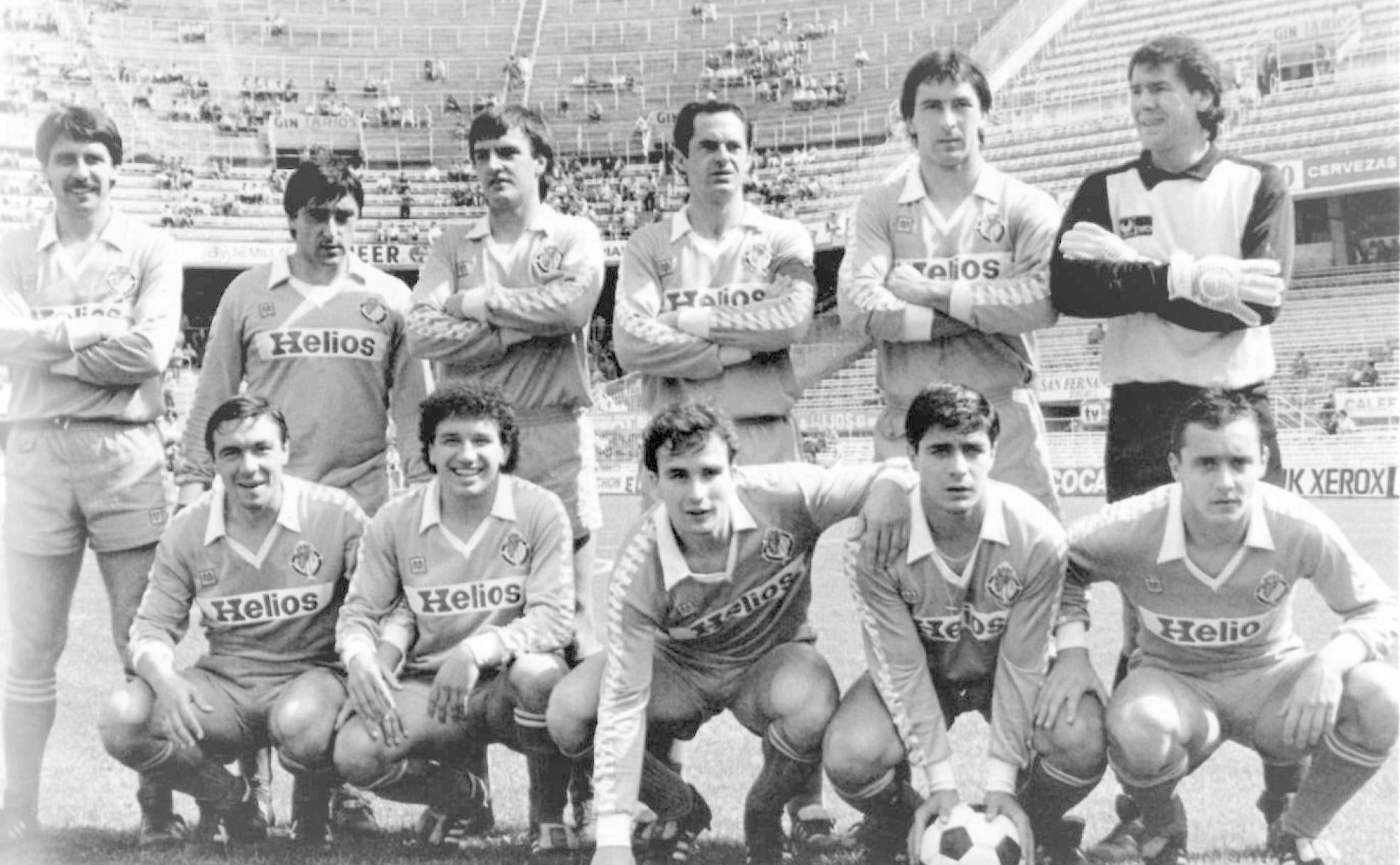 Esta fue la controvertida alineación que presento el Real Valladolid en su partido de play-offs de la temporada 1986-87, en Sevilla. De pie y de izquierda a derecha: Moré, Jorge, Martín Sáez, Minguela, Wirth y Fenoy. Debajo: Sánchez Valles, Eusebio, Torrecilla, Moya y Peña.