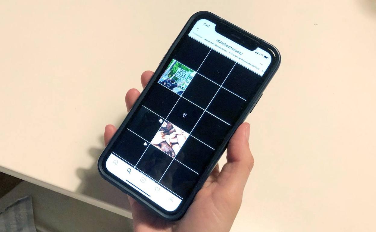 Una persona ve imágenes en su móvil.