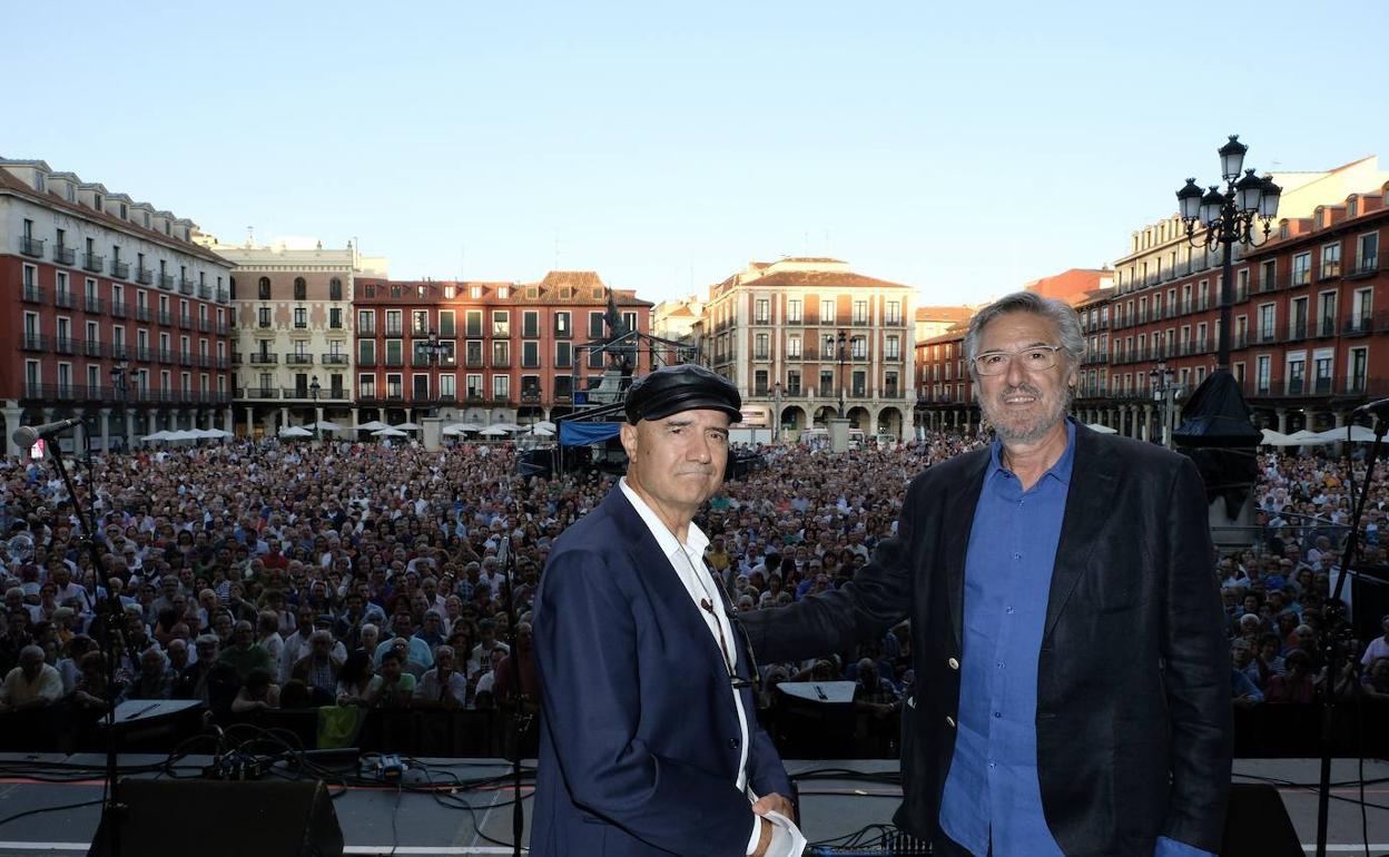 Félix y Toño, durante un concierto en la Plaza Mayor en 2018.