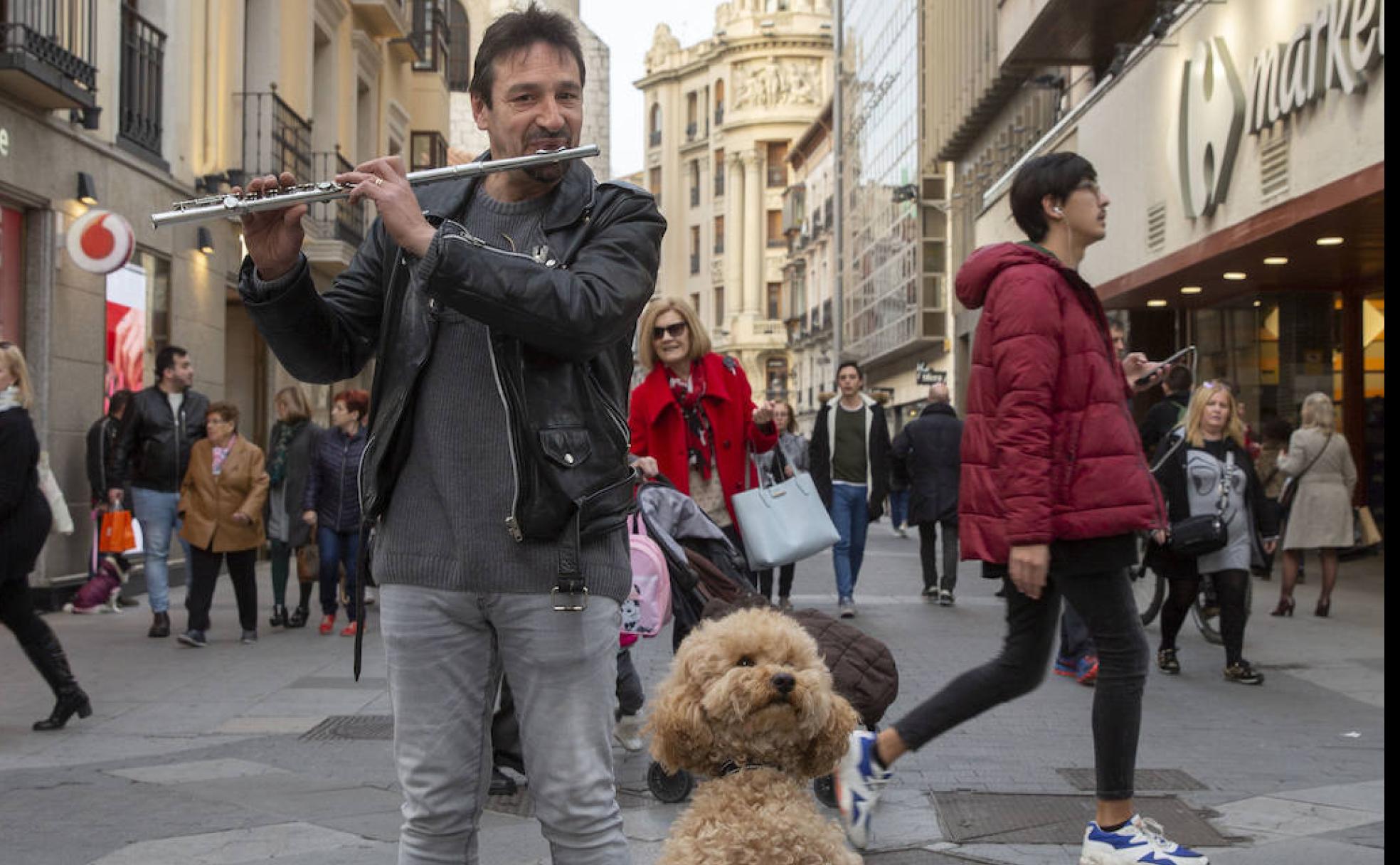 Rodri y su perrita Ginger vuelven, después de cuatro meses por la crisis del coronavirus, a ofrecer su música en la calle Santiago. La imagen es de febrero, previa a la pandemia. 