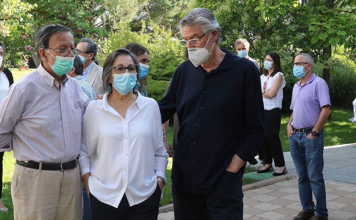 El escritor y colaborador de El Norte Ramón García y Toño Ortega acompañan a Mercedes, viuda de Félix, en el velatorio del músico, por el que desfilaron durante todo el día representantes de la cultura y de la política vallisoletanas, como Ana Redondo, del Ayuntamiento; Víctor Alonso, vicepresidente de la Diputación; el exalcalde Javier León de la Riva; el etnógrafo y autor del artículo de esta página Joaquín Díaz y muchos amigos.