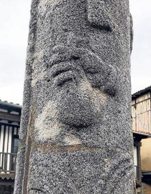 Imagen secundaria 2 - Arriba, Iinterior del teatro municipal creado como corral de comedias; detalle del artesonado de madera del teatro y a la derecha,detalle de uno de los elementos esculpidos en el Crucero ubicado en la Plaza Mayor, la bolsa con las 40 monedas de Judas.