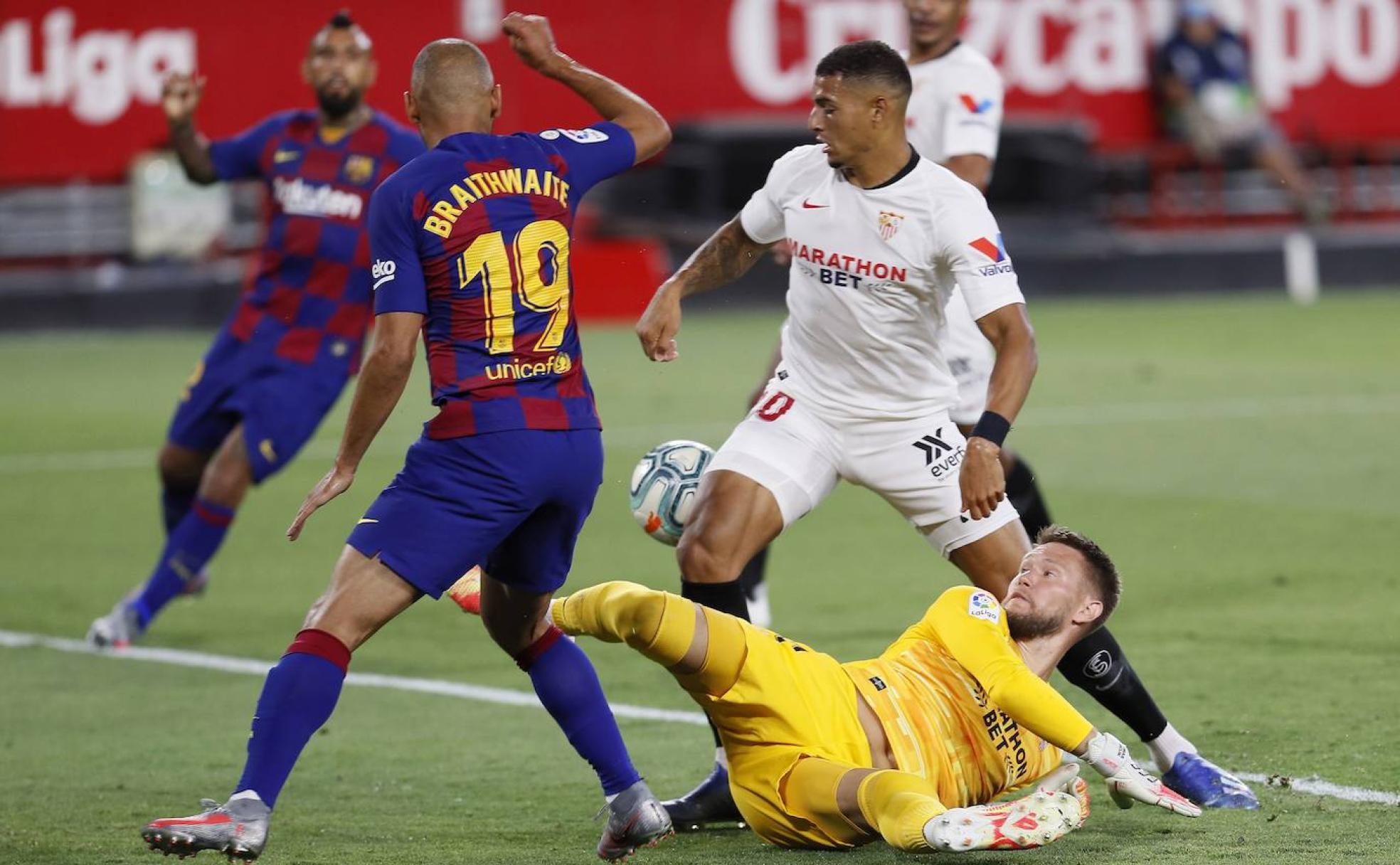 Diego Carlos despeja el balón con el muslo. 