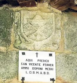 Imagen secundaria 2 - Arriba, dintel con inscripciones marianas; a la izquierda, púlpito de granito policromado del siglo XVI y detalle de la placa de la ermita de San Blas.