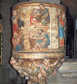 Imagen secundaria 1 - Arriba, dintel con inscripciones marianas; a la izquierda, púlpito de granito policromado del siglo XVI y detalle de la placa de la ermita de San Blas.