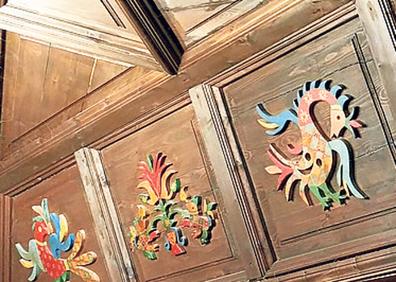 Imagen secundaria 1 - Arriba, Iinterior del teatro municipal creado como corral de comedias; detalle del artesonado de madera del teatro y a la derecha,detalle de uno de los elementos esculpidos en el Crucero ubicado en la Plaza Mayor, la bolsa con las 40 monedas de Judas.