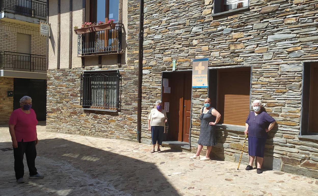 Vecinas de Monsagro, a las puertas del consultorio. 