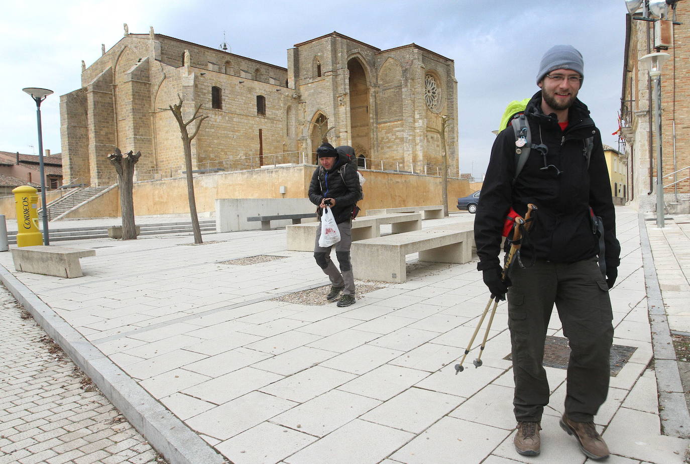 Unos peregrinos, el año pasado junto a la iglesia de Villasirga. 