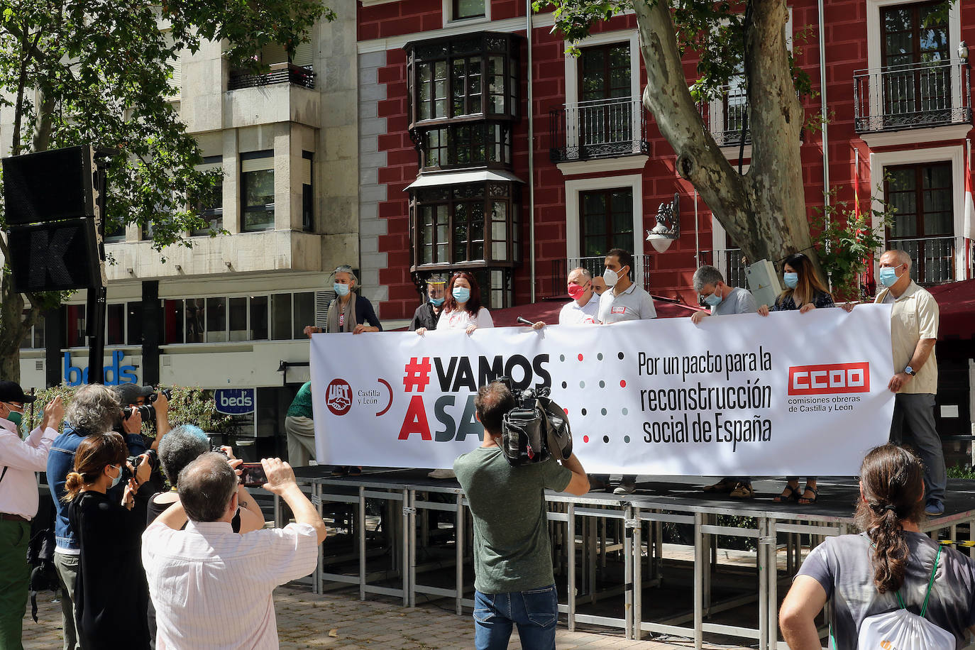 Fotos: Concentración convocada por los sindicatos en Valladolid para pedir un pacto político para la reconstrucción de España