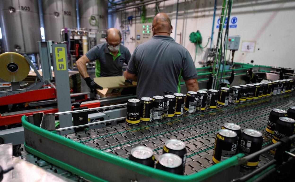 Empleados de una planta cervecera, con sus mascarillas.
